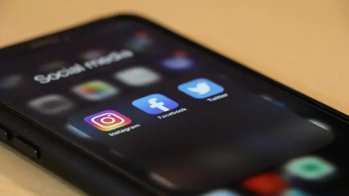 Cyber Secure on Social Media Cibersegurança nas redes sociais