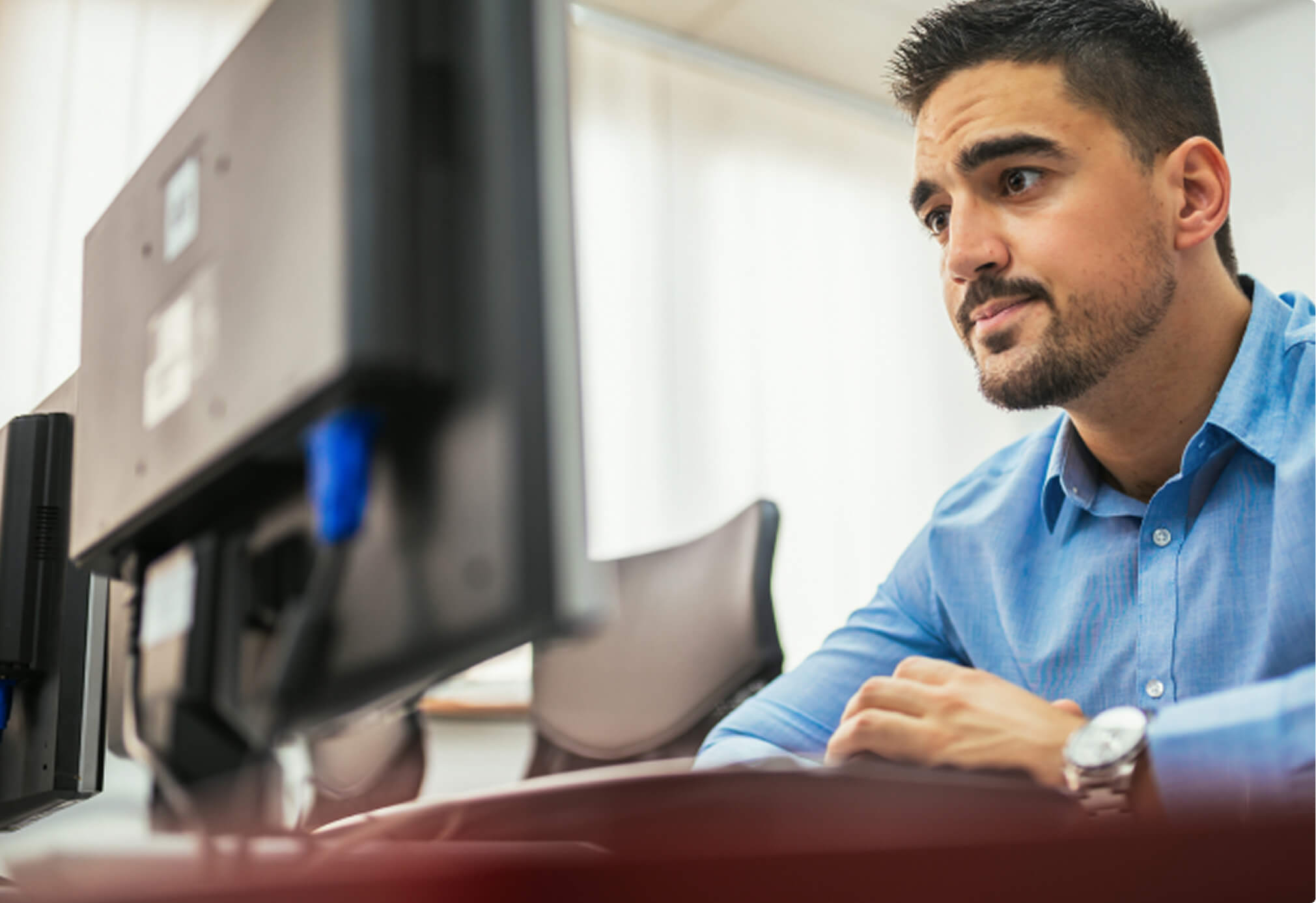 Mann arbeitet zu Hause am Computer - Illustration von 10 wichtigen Tipps zur Sicherung Ihres Wi-Fi-Netzwerks zu Hause und zum Schutz persönlicher Daten